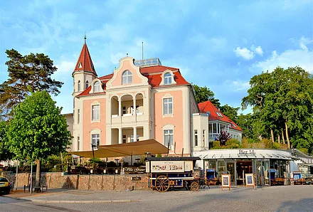 Die Villa Gruner befindet sich im Herzen des Ostseebades Zinnowitz, nur 200 Meter von dem weißen Sandstrand entfernt. Zahlreiche Restaurants und Einkaufsmöglichkeiten erreichen Sie fußläufig.