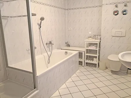 Badezimmer mit Dusche und Badewanne