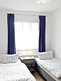 Ein zweites Schlafzimmer mit zwei Einzelbetten