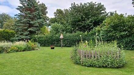 Grüne Rasenflächen zwischen den einzelnen Häusern