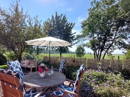 Von der Terrasse ein weiter Blick über die Wiesen