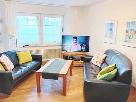 gemütliches helles Wohnzimmer mit 50 Zoll QLED-TV, Blu-ray-Player, Radio, CD-Spieler