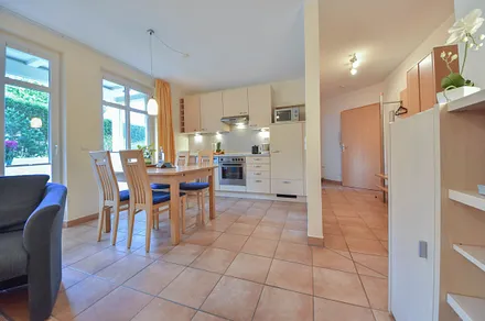 offene Küche mit Esstisch