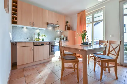 Küchenzeile mit Esstisch