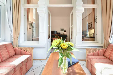 Loggia mit Blick in Wohnraum