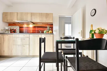 Küchenzeile mit Essbereich