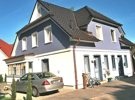 Hausansicht 'Dat Kavelhus' von der Eingangsseite mit Blick zur Terrasse   