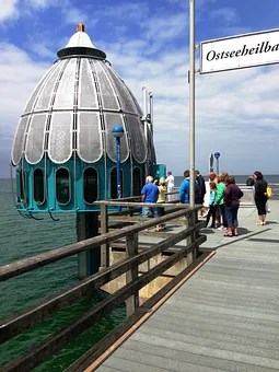 Die neue Tauchgondel am Kurhaussteg. Sie taucht bis auf den Meeresboden. Es wird u.a. das Öko-System der Ostsee erklärt.