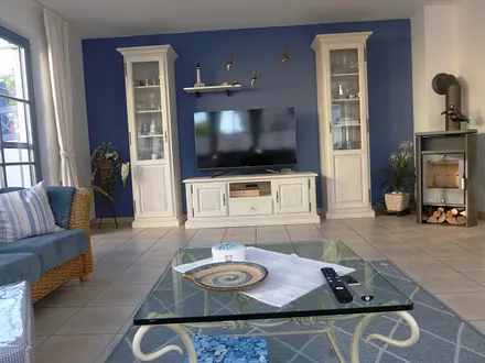 Gemütlicher Wohnbereich mit Ohrensessel sowie WLAN und Fernseher  