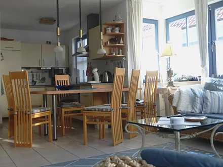 Küche mit Spülmaschine sowie dem Essbereich für 6 Personen