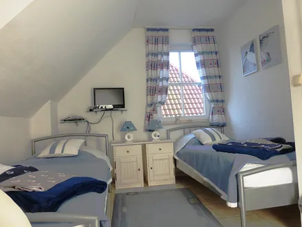 Schlafraum Steuermann Koje,  im Obergeschoss  mit Fernseher und Radio