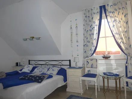 Schlafraum Kapitän-Kajüte mit großem Kleiderschrank & Fernseher. Betten ohne Fußteil