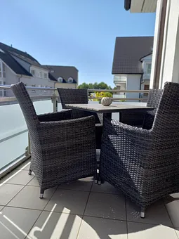 Auf dem zweiten Balkon stehen gemütliche Sitzmöbel bereit 