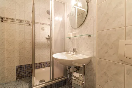 Badbereich mit Dusche & WC