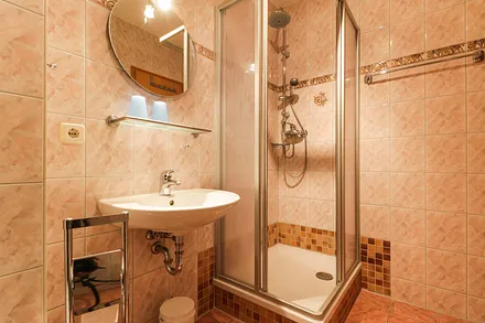 Bad mit Dusche & WC