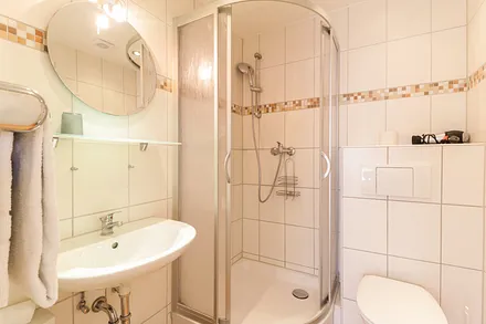 Bad mit Dusche & WC