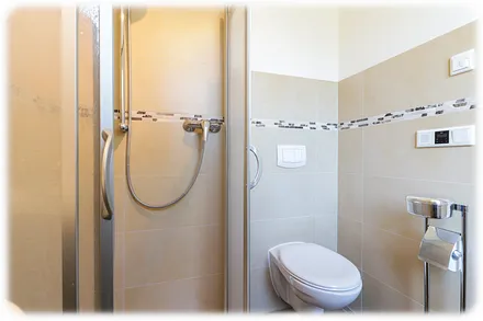 Bad mit Dusche & WC