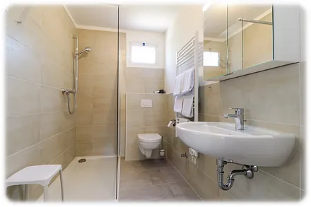 Bad mit Dusche & WC