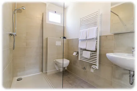 Bad mit Dusche & WC