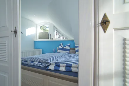 1. Schlafzimmer mit Doppelbett und Kinderbett