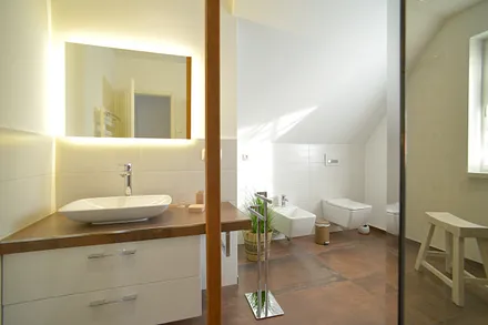 Bad oben mit Infrarotkabine