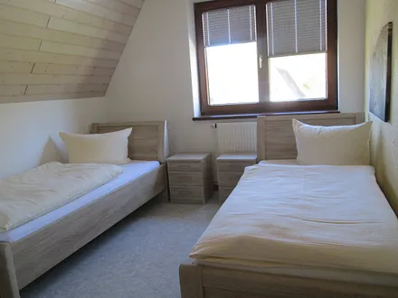 Schlafzimmer 1 mit Einzelbetten und TV