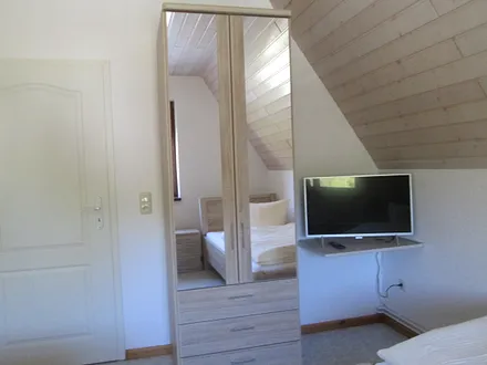 Schlafzimmer 1 mit Einzelbetten und TV