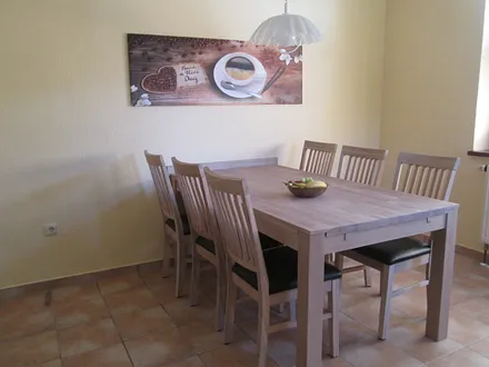 Küche mit großem Esstisch