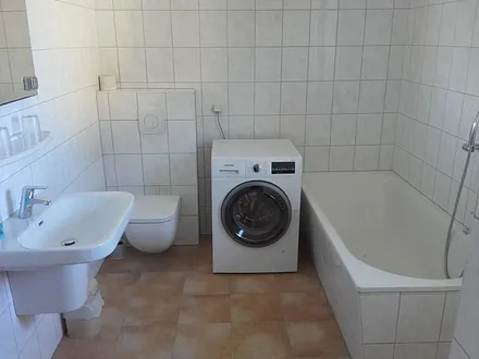 Bad mit Waschtrockner im Erdgeschoss