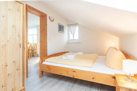 Schlafzimmer mit Doppelbett