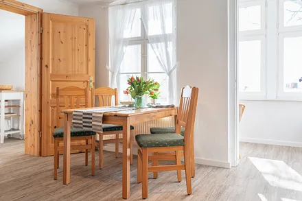 Wohnzimmer mit Esstisch