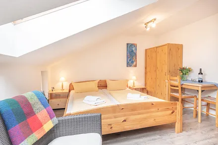 kombiniertes Wohn-Schlaf-Esszimmer