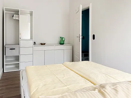 Schlafzimmer mit Doppelbett