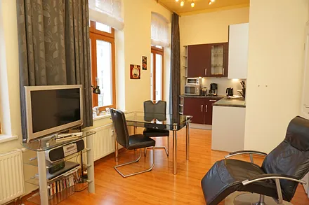 kombinierter Wohn-/ Schlaf-/ Küchenbereich