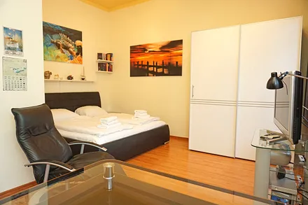 kombinierter Wohn-/ Schlaf-/ Küchenbereich