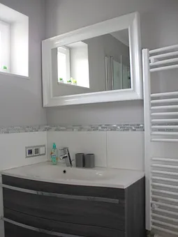 Bad mit Fenster und Radio