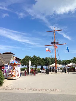 Bootsmast vor dem Kurhaus und Zugang zum Strand