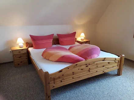 Schlafzimmer mit Doppelbett