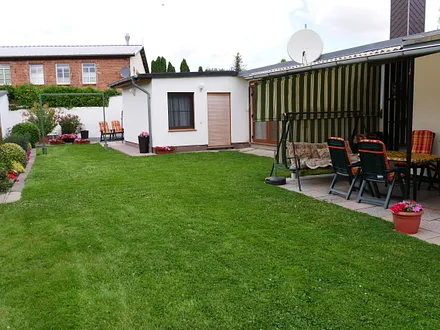 Rasenfläche mit Ferienwohnung 2 im Hintergrund