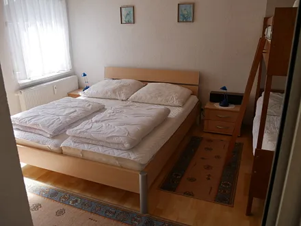 1 Schlafraum mit Doppelbett, Etagenbett und Reisekinderbett 