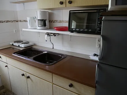 Küche mit Kühlschrank, Tiefkühlaufsatz,Backofen,Mikrowelle,Kaffeemaschine,Doppelkochpla