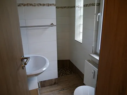 Schönes neues WC mit Dusche, von Küche zu betreten