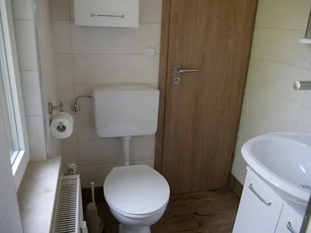 WC mit Tür zur Küche