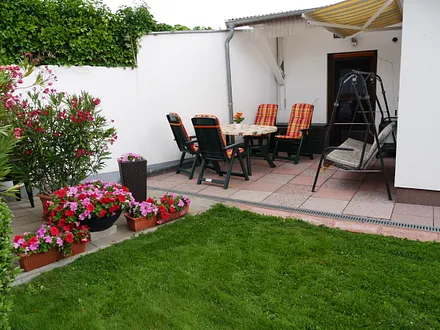 Ferienwohnung 2 mit Terrasse und Sitzgruppe