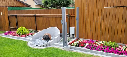 Neues Blumenbeet mit zwei Quellsteinen