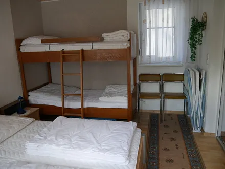 1 Schlafraum mit Doppelbett, Etagenbett und Reisekinderbett 