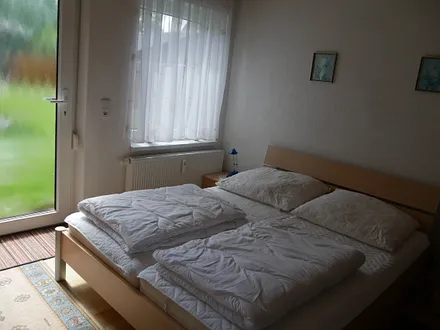 1 Schlafraum mit Doppelbett, Etagenbett und Reisekinderbett 