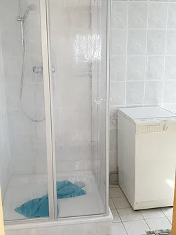 Bad mit Dusche & Waschmaschine