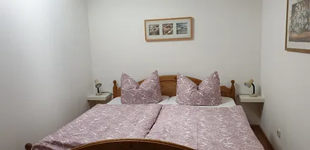 kleines Schlafzimmer mit Dachfenster