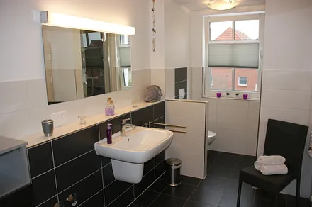 Badezimmer mit Dusche